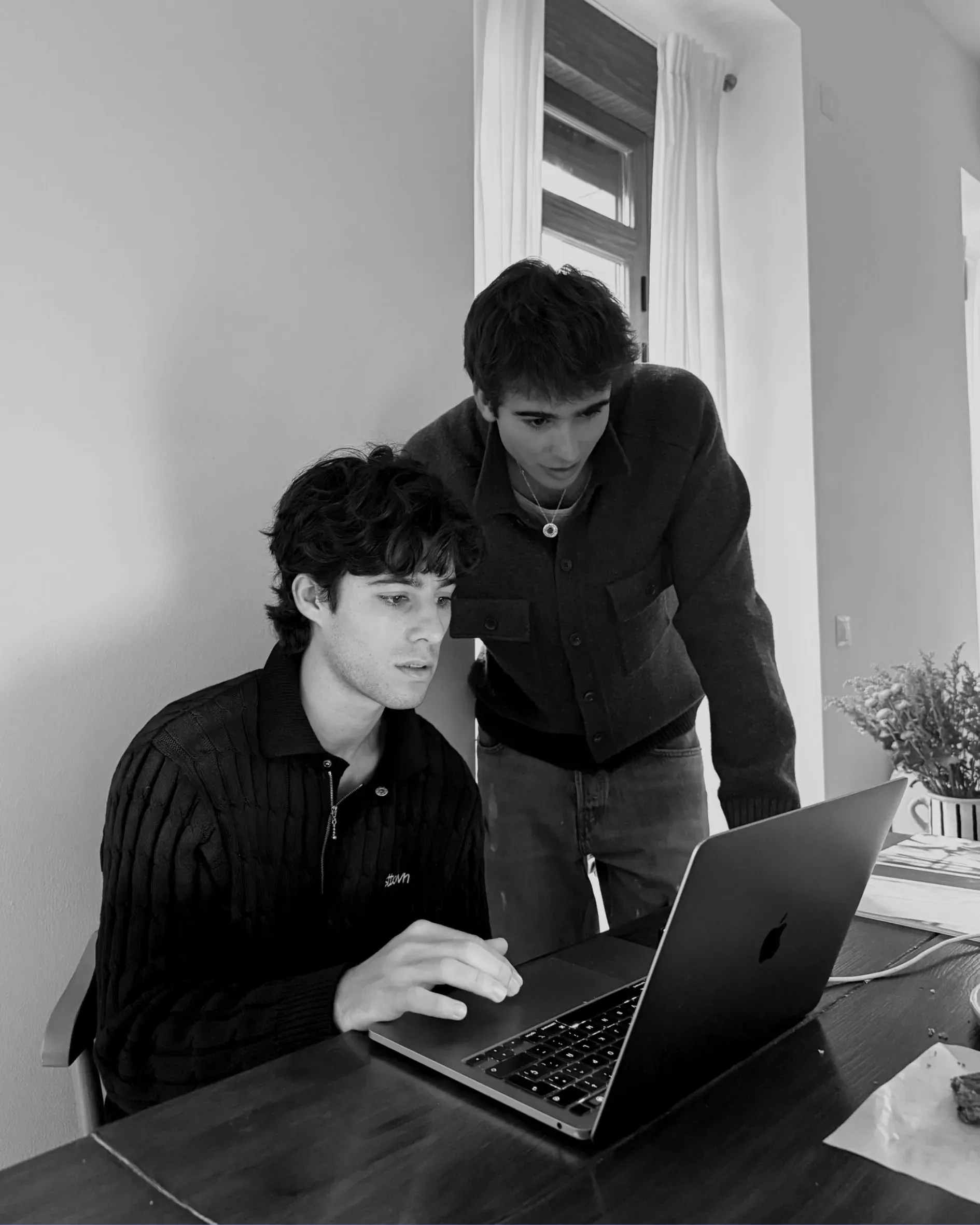 Los fundadores de Knotive trabajando juntos delante de un portátil